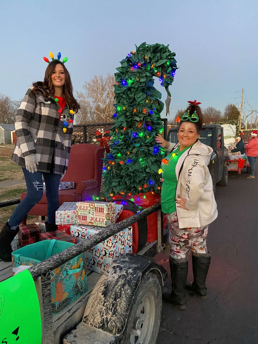 DSS_Missouri's tweet photo. The Children's Division's 9th Circuit participated in their community's annual holiday parade with a Grinch themed float. The float centered around the importance of foster parents and how to become one. Learn more: https://t.co/6WSaWrNitA #FosterMOKids https://t.co/yybGcFerdx