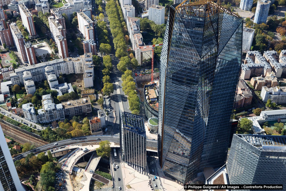 La #TourHekla, érigée par nos équipes de #Bateg à #ParisLaDéfense, a été inaugurée✅🏙️Cet IGH de 49 étages culmine à 220 mètres de hauteur🙌Ses façades, composées de 45000 m2 de verre à contrôle solaire, sont agrémentées de brise-soleil polychromes🪟