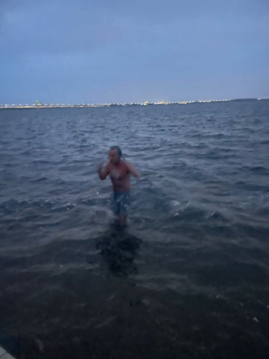 Een frisse duik in het Gooimeer vanmorgen vroeg. Energie voor 10 !