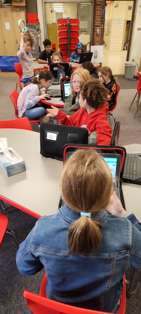 4th graders having free choice programming using code.org #HourOfCode