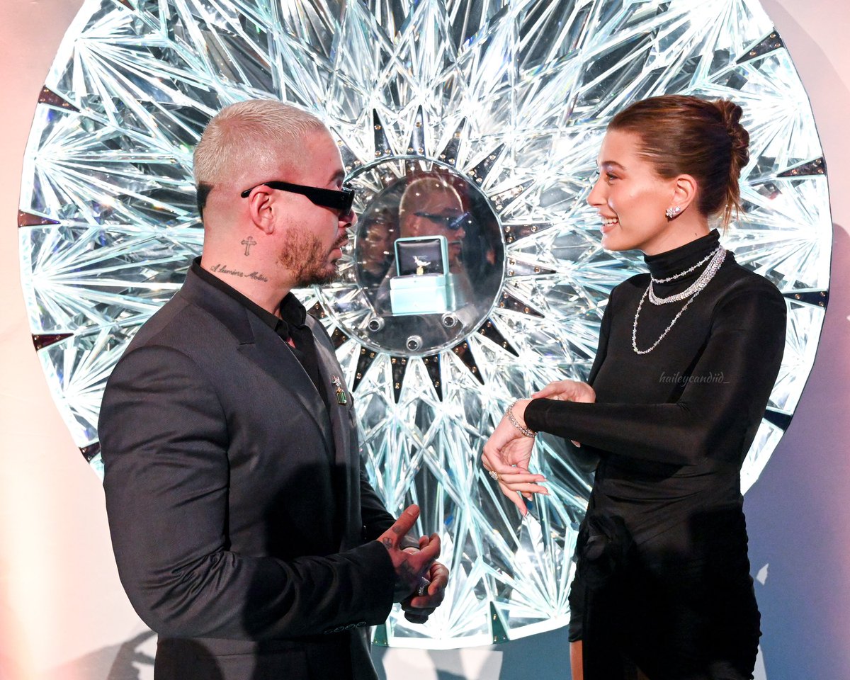 haileycandiid's tweet photo. Hailey Bieber with JBalvin during the opening VIP cocktail of Art Basel at Tiffany &amp; Co. Holiday Residence &amp; Café in Miami, Florida. (December 1) https://t.co/JQqtgFymbf