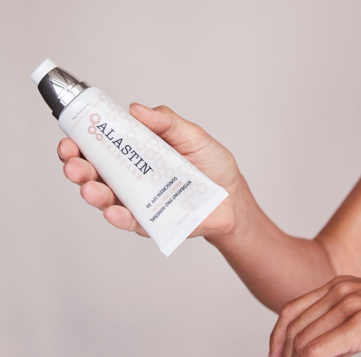 MySCCorner's tweet image. This tinted SPF is the perfect product for a light, glowy coverage with skin-protecting elements. 

Also, don&apos;t forget to check out our new Winter Special products, now 20% off. 

#tintedspf #lightcoverage #winterspecial #alastin #chicagomedspa #winterskincare #skinglow