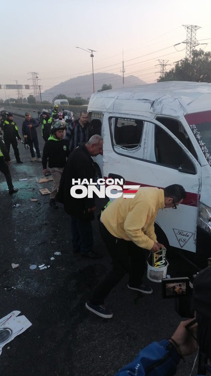 HalconOnce's tweet photo. Esta mañana de viernes, se registra volcadura en la #MexicoPachuca km 14, perímetro de #Xalostoc #Ecstepec, 7 personas lesionadas atendidas por @PCB_Ecatepec y #Medievac, una llanta en mal estado, la causa de accidente. https://t.co/6k4xlvJ6Gy