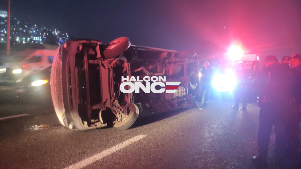 HalconOnce's tweet photo. Esta mañana de viernes, se registra volcadura en la #MexicoPachuca km 14, perímetro de #Xalostoc #Ecstepec, 7 personas lesionadas atendidas por @PCB_Ecatepec y #Medievac, una llanta en mal estado, la causa de accidente. https://t.co/6k4xlvJ6Gy