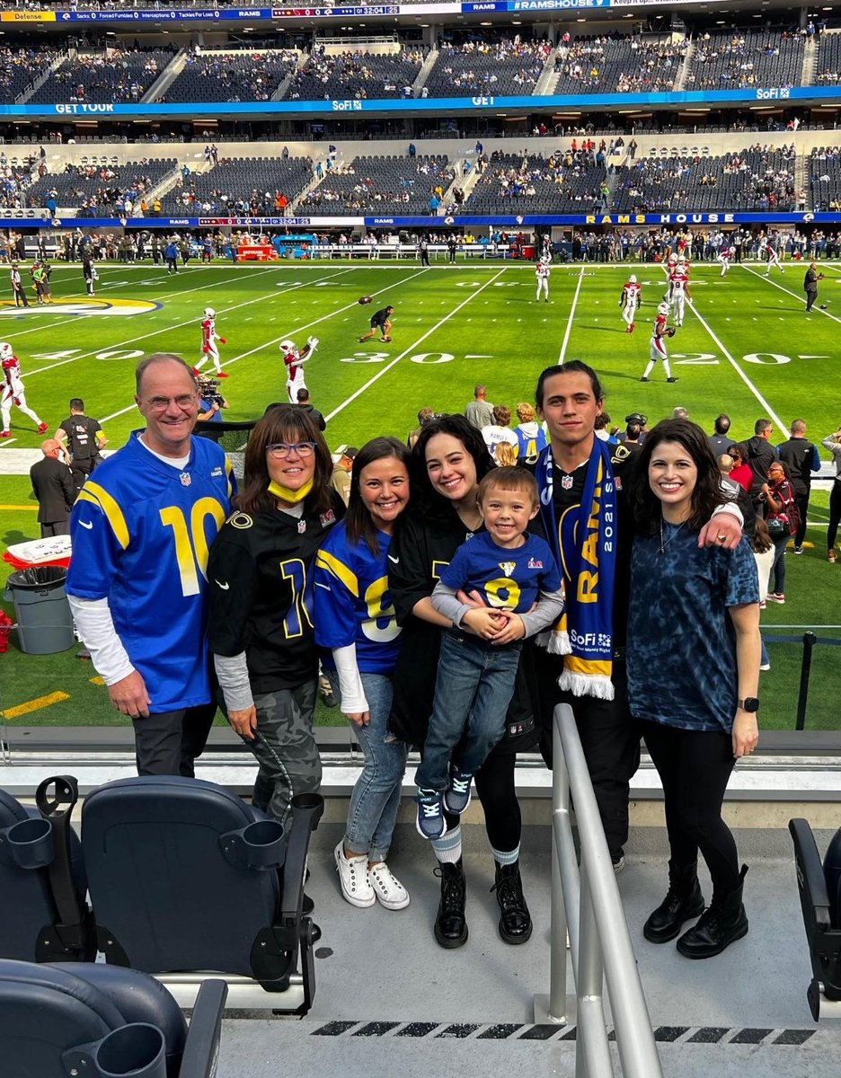 📸 Tanner Buchanan com sua família, Mary Mouser e Gabrielle Tom no jogo dos Los Angeles Rams (13/11)