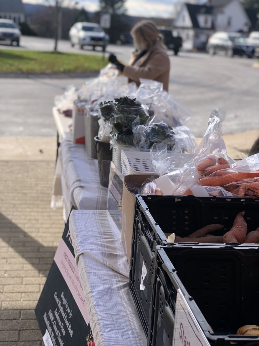 GSA_Seafood's tweet photo. Justin Grant, GSA's Manager of Learning Solutions, recently used a paid volunteer day to hand out ~1,000 lbs of free produce to the Sanford, ME community. The pop-up program partners with @FeedingMaine which receives their produce donations from local farms 👏 https://t.co/wzmkCbeo80