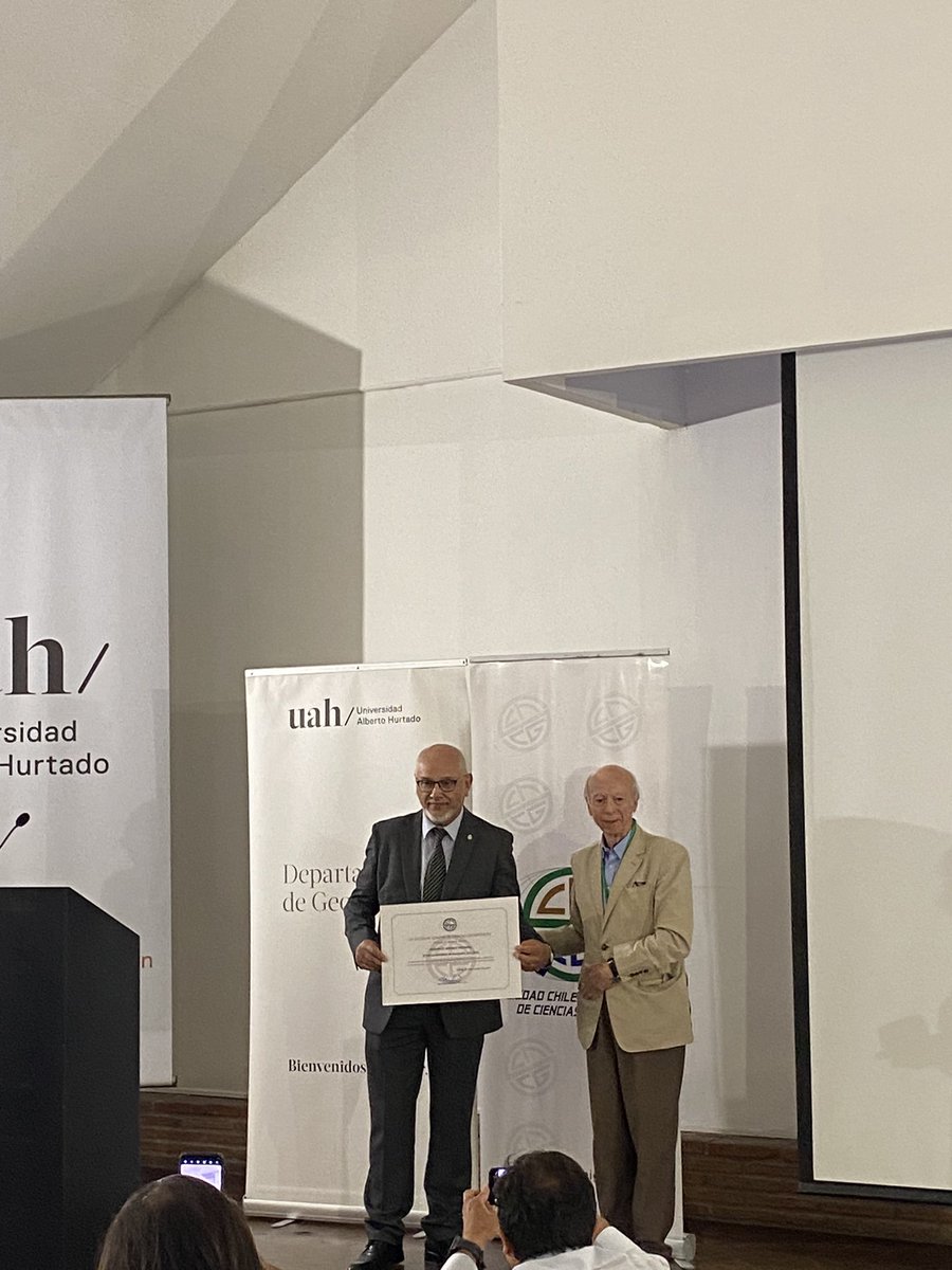 El gran <a href="/FedericoArenas8/">FedericoArenas</a> recibe el Premio Nacional de Geografía, otorgado por la Sociedad Chilena de Ciencias Geográficas #Sochigeo.
Muy merecido. Un honor haber sido su estudiante en el Doctorado en Geografía <a href="/geografia_uc/">Instituto de Geografía UC</a>