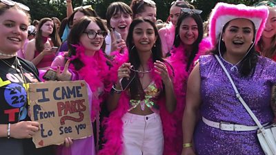 LucyRod1616's tweet photo. @WHS_MSGORDON Harry Styles fans practice collective behavior, ppl from diff backgrounds come together &amp; dress similarly even if they're from diff places. Reminiscent of one of the 1st recordings of collective behavior in Europe's middle ages;"dancing frenzies"#tweetoftheweek #CGP https://t.co/4JOxJgejxn