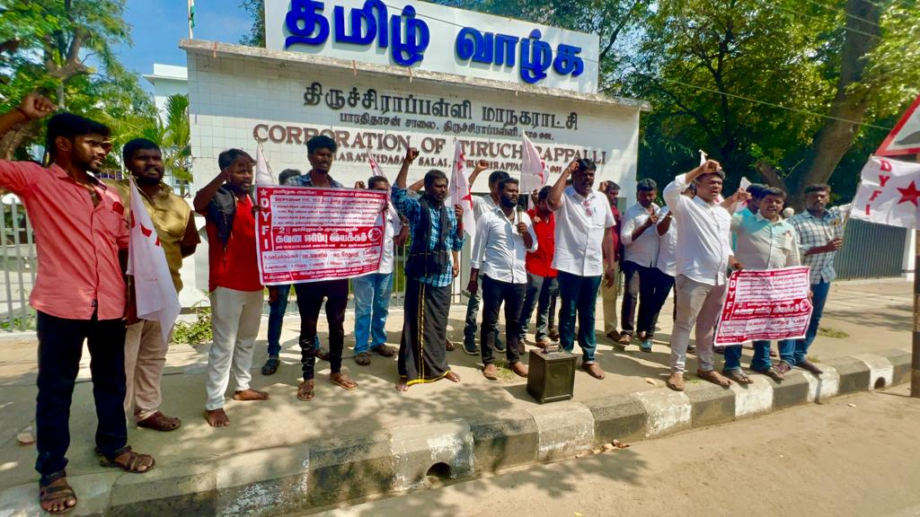 DyfiNadu's tweet photo. அரசாணை 115&152 திரும்ப பெறக்கோரி திருச்சி மாநகர் மாவட்ட குழுவின் சார்பில் திருச்சி மாநகராட்சி அலுவலகம் முன்பு தோழர் நவநீதகிருஷ்ணன் தலைமையில் போராட்டம் நடைபெற்றது மாவட்ட தலைவர் பா.லெனின் மாவட்ட செயலாளர் சேதுபதி உள்ளிட்ட நிர்வாகிகள் பங்கேற்றனர்
#DYFITamilNadu #go115 #go152 https://t.co/LSecRW6nxT