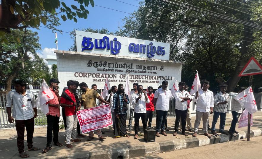 DyfiNadu's tweet photo. அரசாணை 115&152 திரும்ப பெறக்கோரி திருச்சி மாநகர் மாவட்ட குழுவின் சார்பில் திருச்சி மாநகராட்சி அலுவலகம் முன்பு தோழர் நவநீதகிருஷ்ணன் தலைமையில் போராட்டம் நடைபெற்றது மாவட்ட தலைவர் பா.லெனின் மாவட்ட செயலாளர் சேதுபதி உள்ளிட்ட நிர்வாகிகள் பங்கேற்றனர்
#DYFITamilNadu #go115 #go152 https://t.co/LSecRW6nxT