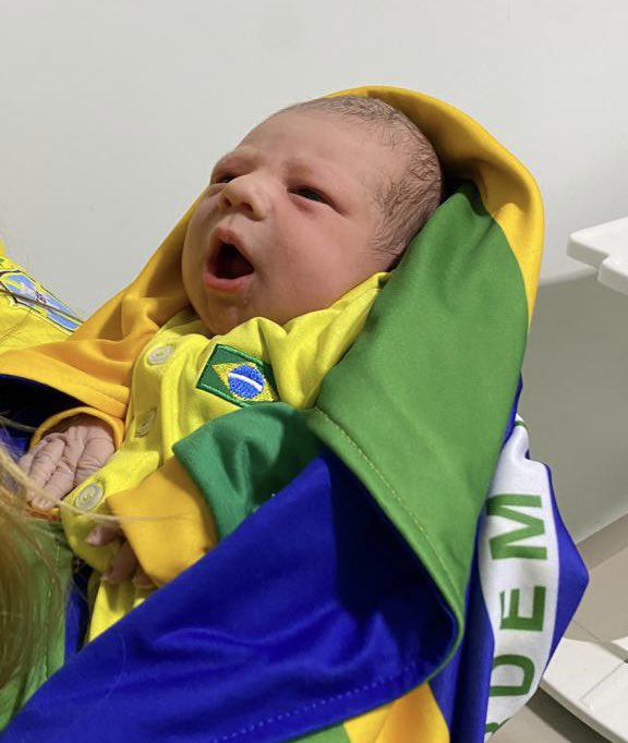 Heinzeoficial's tweet photo. 🇧🇷 O pequeno João nasceu com a energia brasileiríssima da sua mãe, Regiellen. Grávida, ela permaneceu ao lado do marido, Jamiltom, acampada e protestando por mais de 30 dias. 
Seja bem-vindo João! Estamos trabalhando para que você possa crescer num país livre e justo.

#Brasil https://t.co/Tyf6fsUMww