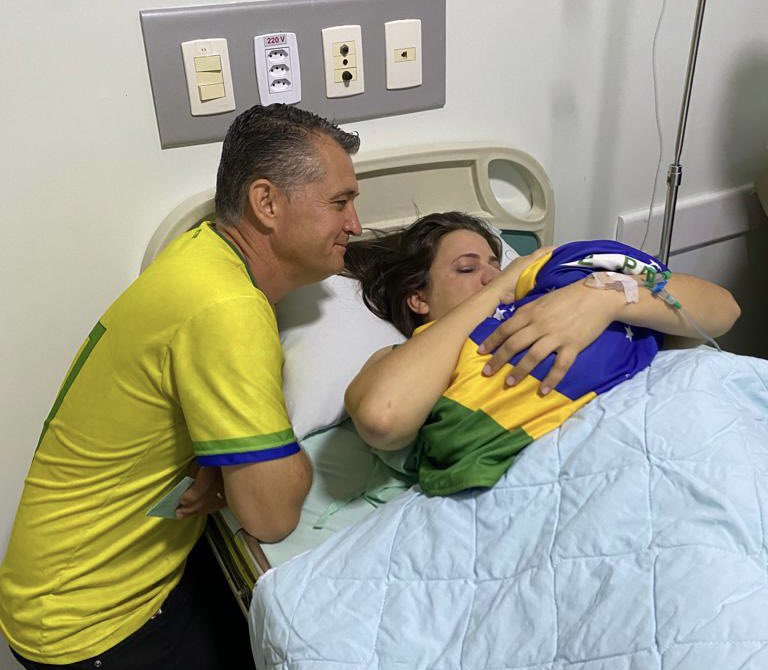 🇧🇷 O pequeno João nasceu com a energia brasileiríssima da sua mãe, Regiellen. Grávida, ela permaneceu ao lado do marido, Jamiltom, acampada e protestando por mais de 30 dias. 
Seja bem-vindo João! Estamos trabalhando para que você possa crescer num país livre e justo.

#Brasil
