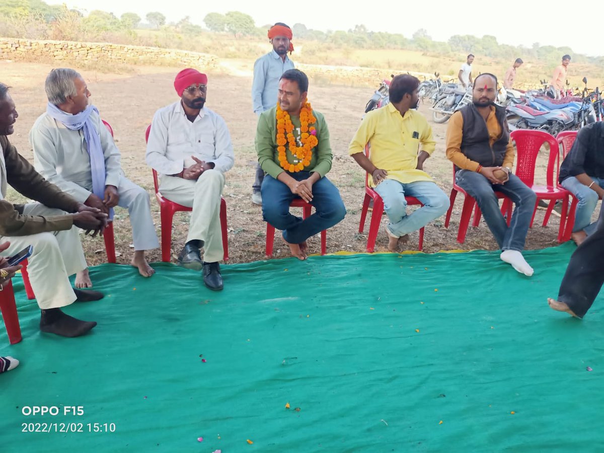 Dharmendrak054's tweet photo. ग्राम 'रोसरा टिकरिया' मे जनसंपर्क किया एवं शोकाकुल परिवार के बीच जाकर सांत्वना दी।
#dharmendrakatare #patharia054 #pathariamp #Patharia #damohmp https://t.co/vv4sK50JkP