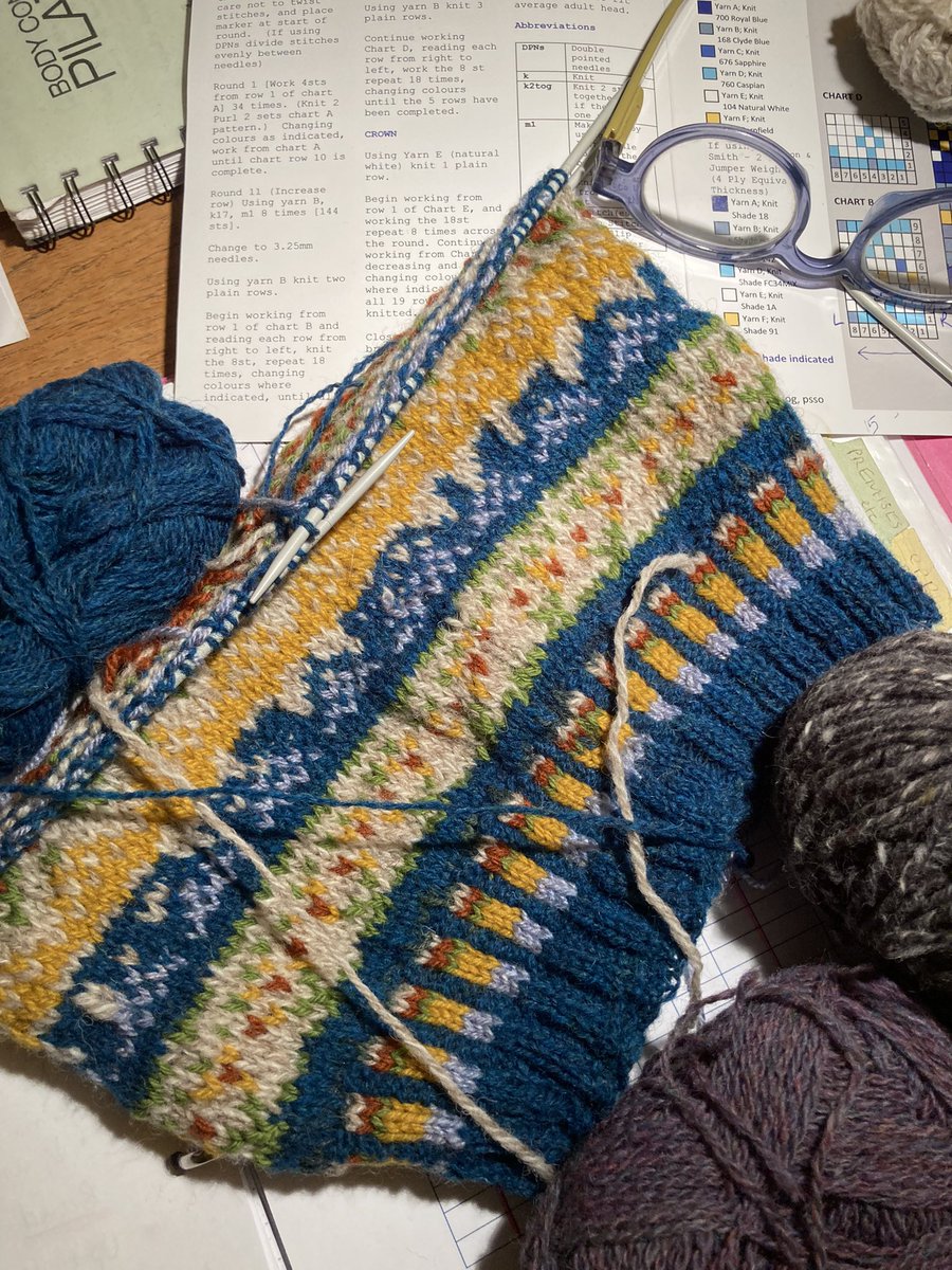 lochossian's tweet photo. The winter hat is being knitted! #knitting #wool #fairisle #makerofthings https://t.co/uZsOfYf7v8