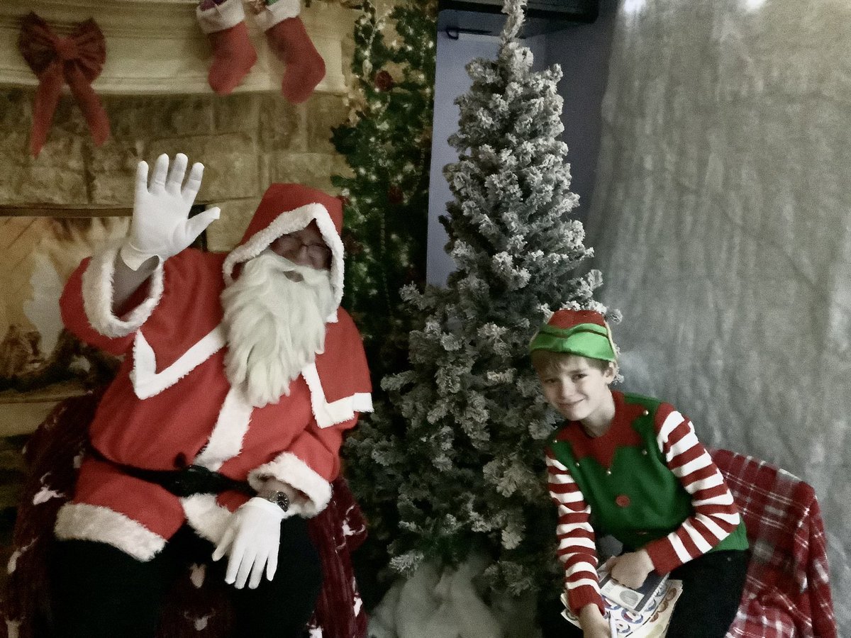 TheRichmondPri's tweet photo. Even Santa and the elves were there! #TheRichmondFamily https://t.co/MR1SShBtHH