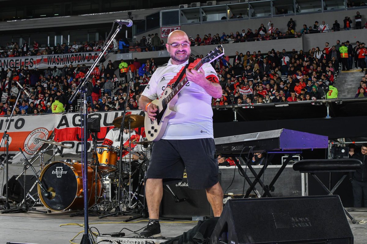 RiverRockMetal's tweet photo. Buen viernes millonarios Vamos River ⚪️🔴⚪️🎸 🥁🎤Foto: en vivo @yesusbarraza -despedida de @leoponzio_ok - estadio @masmonumental.oficial 21/9/22. escuchen nuestros temas en https://t.co/N8qeJGn8pC #riverplate #riverrockmetal🤘⚪🔴⚪ #fabianacantilo #yosoyderiver https://t.co/wSt9HLVymy