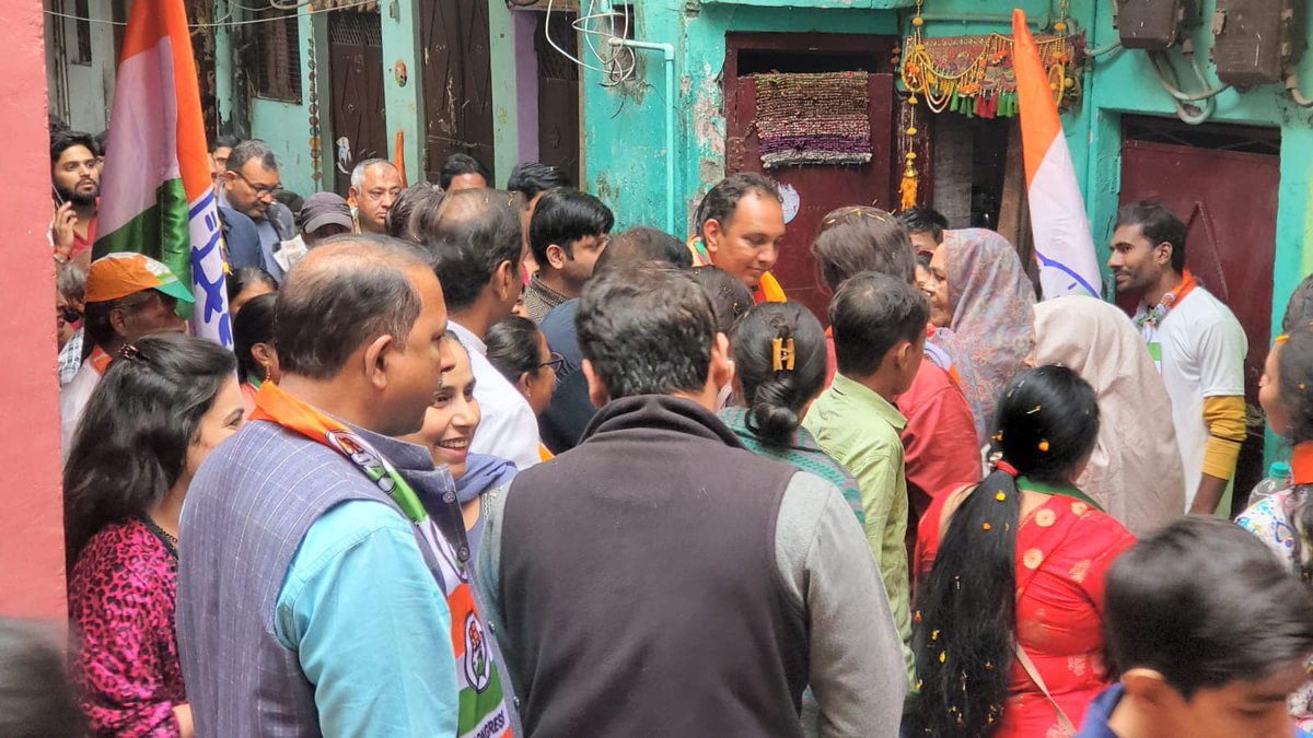 RahulSharmaINC's tweet photo. आज हुई पदयात्रा में परिवर्तन के उद्घोषरूपी नारों से एक अलग ही ऊर्जा देखने को मिली। क्षेत्रवासी नई सुबह के आगाज के लिए सड़कों पर उतरे।
#chandnichowkkarahul
#ward74
#RahulSharma https://t.co/lrUOyvchq8
