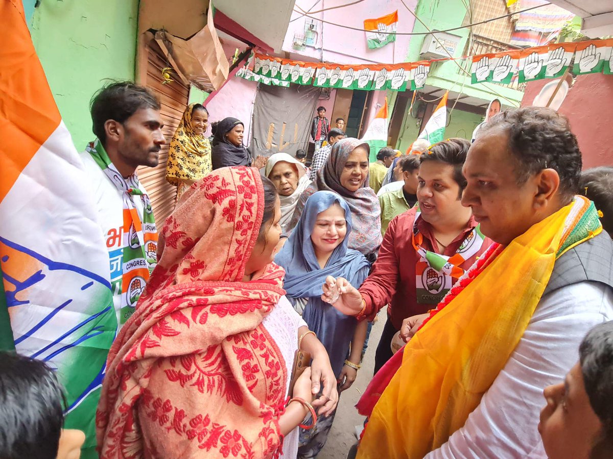 RahulSharmaINC's tweet photo. ये तस्वीरें बेहतर कल का दर्पण हैं। इसमें लोगों का आशीष रूपी स्नेह है, समर्थन है। 
ये साथ, समर्थन ही परिवर्तन लेकर आएगा।
#chandnichowkkarahul
#ward74
#RahulSharma https://t.co/Nk8eilgU8q