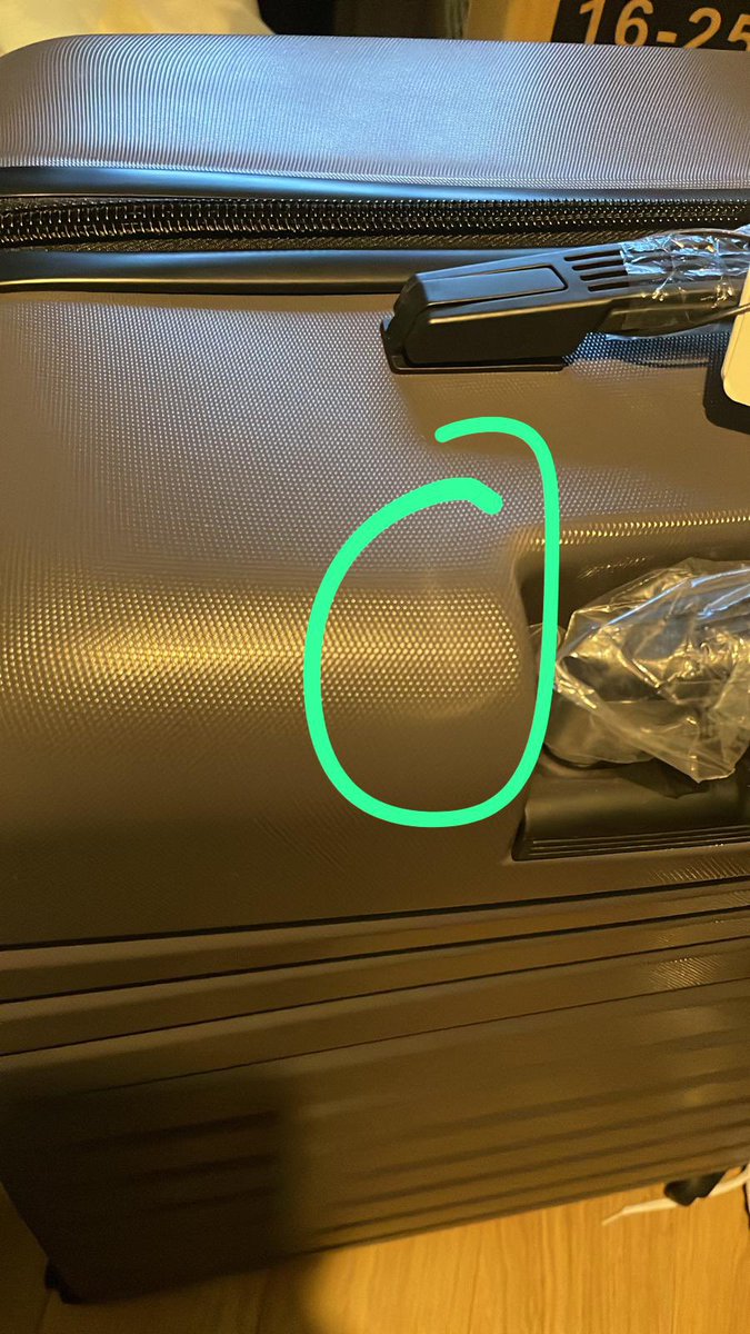 beffstewpot's tweet photo. @Matalan received a suitcase and it’s scuffed #help https://t.co/usp1JtDFFi