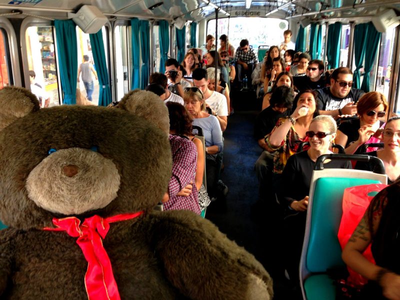 _deshoras_'s tweet photo. Rosario tuvo su punto de delirio máximo cuando se hizo una campaña para liberar al oso de la cueva del peluche y lo llevaron a dar una vuelta en La Merenguita. https://t.co/fRkmAh1u4b