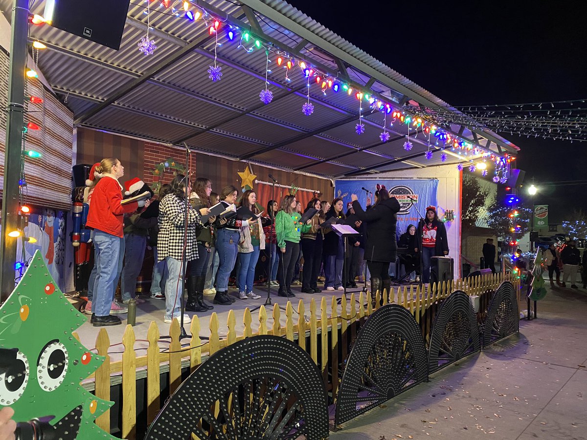 MayorDrotz's tweet photo. Great turnout for @CityofHermiston kick off to the Christmas Season Celebration. Thank you @hermistonrec , @HermistonSD music ensembles, Hermiston Downtown Association and the lighted truck parade. #ShopLocal #SantaClaus #FamilyMatters https://t.co/nkgXx24Mto