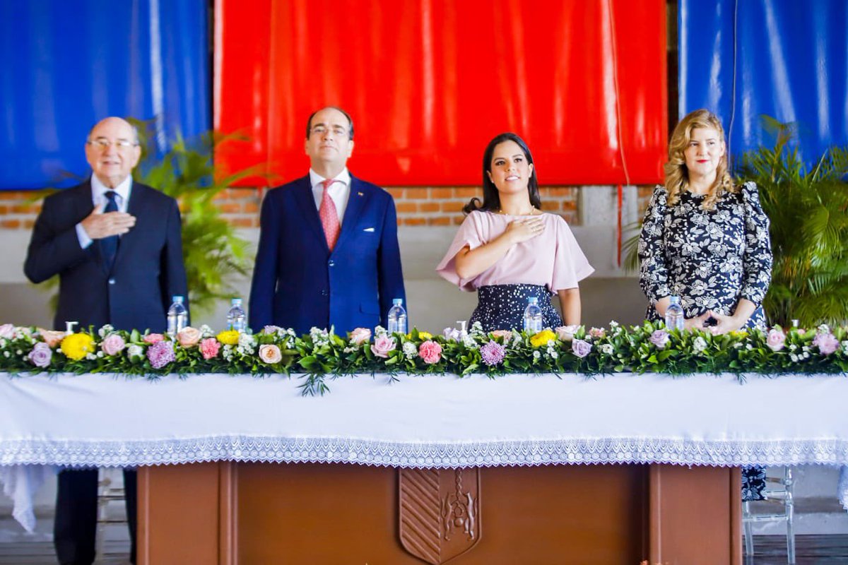 PresidenciaSV's tweet photo. Hoy, la Primera Dama de la República y presidenta de honor de la Fundación Padre Arrupe, Gabriela de Bukele asiste a la ceremonia de graduación de la XXIV promoción de bachilleres generales y técnicos vocacionales del @ColPadreArrupe. https://t.co/YPlspyZtSL