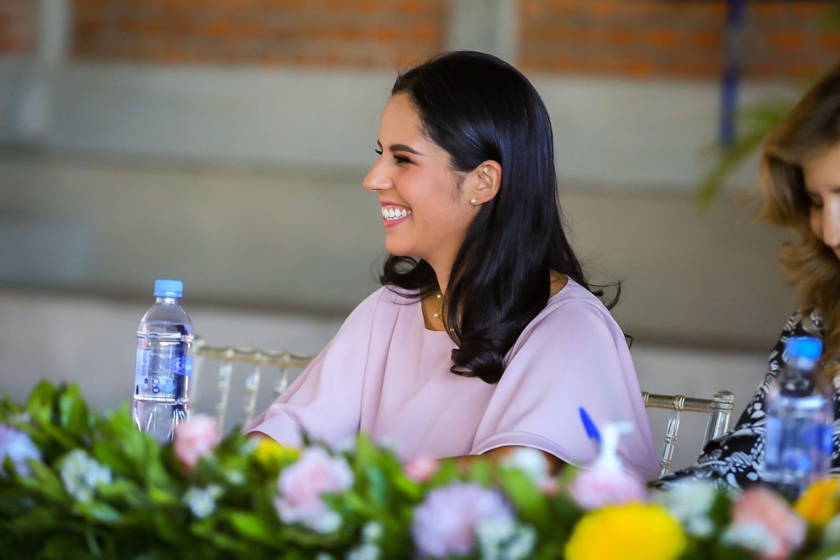PresidenciaSV's tweet photo. Hoy, la Primera Dama de la República y presidenta de honor de la Fundación Padre Arrupe, Gabriela de Bukele asiste a la ceremonia de graduación de la XXIV promoción de bachilleres generales y técnicos vocacionales del @ColPadreArrupe. https://t.co/YPlspyZtSL