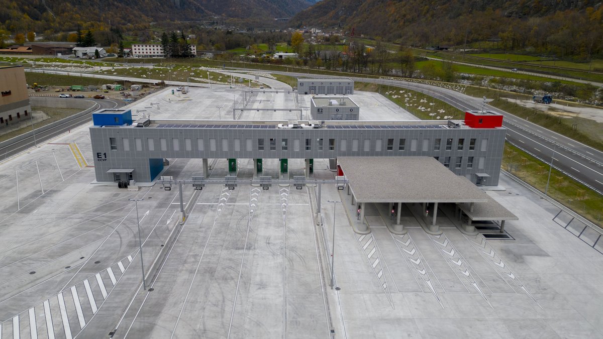 UVEK's tweet photo. Heute konnte in #Giornico ein neues #Schwerverkehrszentrum eröffnet werden. Damit können nun auch auf der Südseite des #Gotthards #Lastwagen einfacher kontrolliert werden, wenn sie z.B. mit zu schlechten Bremsen unterwegs sind und die Sicherheit gefährden.
https://t.co/3IS92QRre0 https://t.co/SOGRoLyZ0X