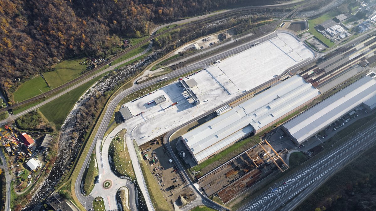 UVEK's tweet photo. Heute konnte in #Giornico ein neues #Schwerverkehrszentrum eröffnet werden. Damit können nun auch auf der Südseite des #Gotthards #Lastwagen einfacher kontrolliert werden, wenn sie z.B. mit zu schlechten Bremsen unterwegs sind und die Sicherheit gefährden.
https://t.co/3IS92QRre0 https://t.co/SOGRoLyZ0X