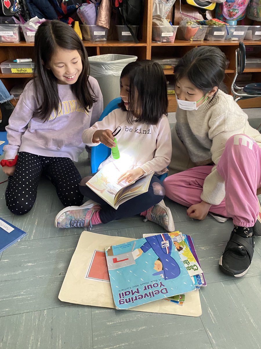 MsCelicsClass's tweet photo. We had a great time getting cozy and using flashlights to read with our buddies in @TheissenMrs class! #flashlightfriday @A_RiveraNY https://t.co/MkDi90IUIZ