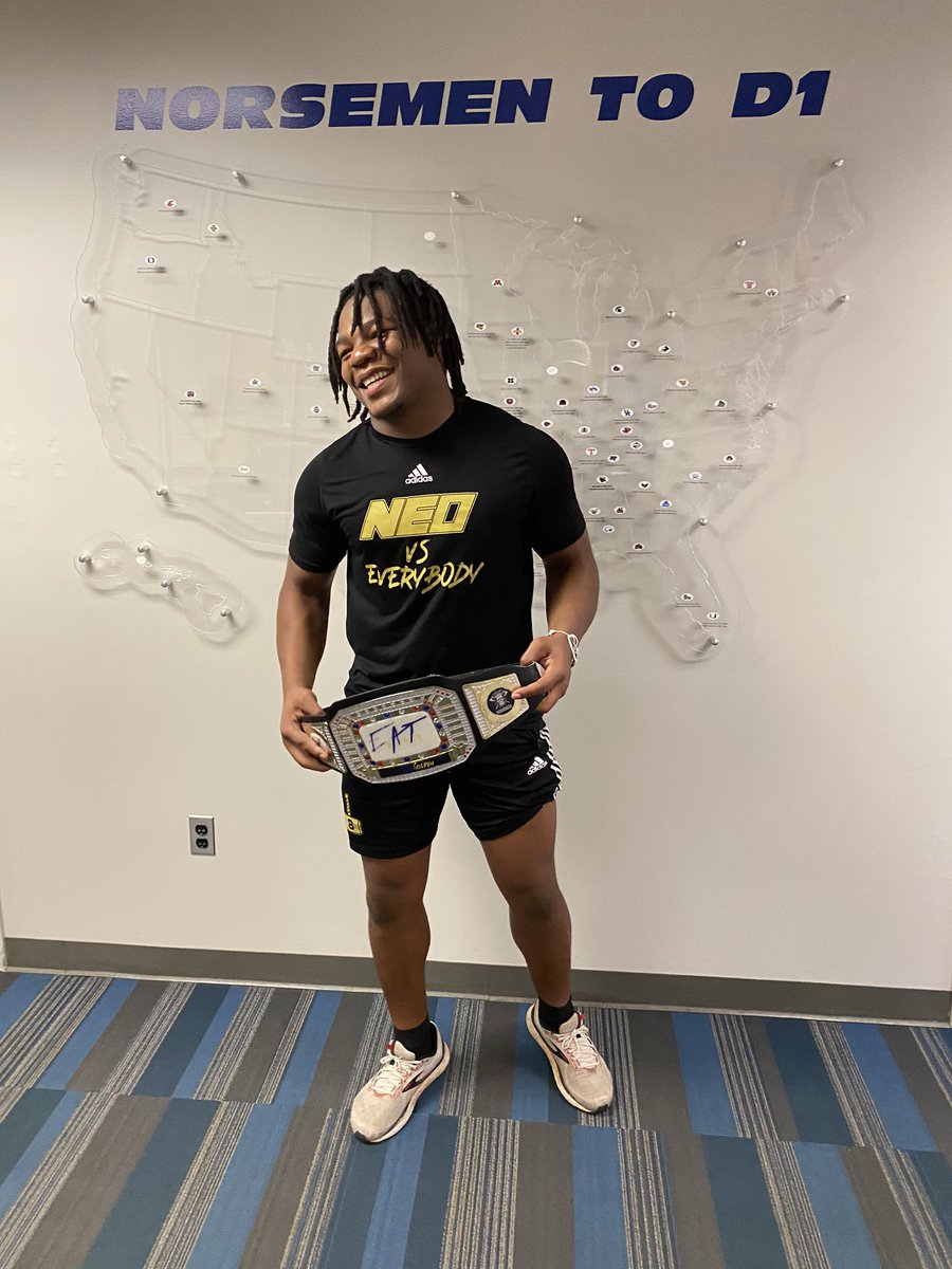 #FinishFriday EAT Champion’s of the day!! Coaches, check them out!(Alpha) <a href="/Anderson44Sam/">Samuel Anderson</a> (Bravo) <a href="/jayson_smith23/">jayson smith</a> 
#EAT
#Effort
#Attitude 
#Toughness
#MadeOnTheBanks