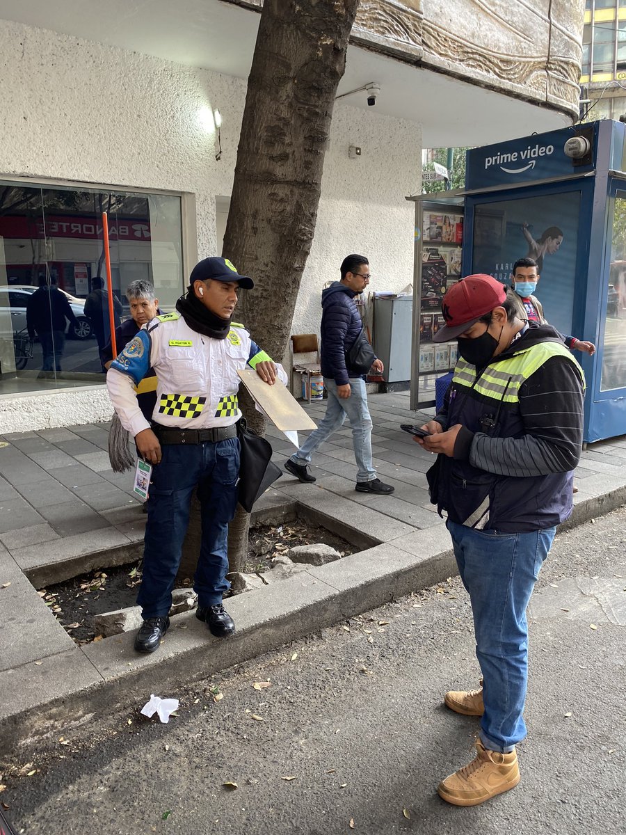 Sandw1sh's tweet photo. @AlcCuauhtemocMx  me estoy subiendo al carro y está gente poniendo la araña !! En serio que les pasa!!! https://t.co/rlFLr2GDfW