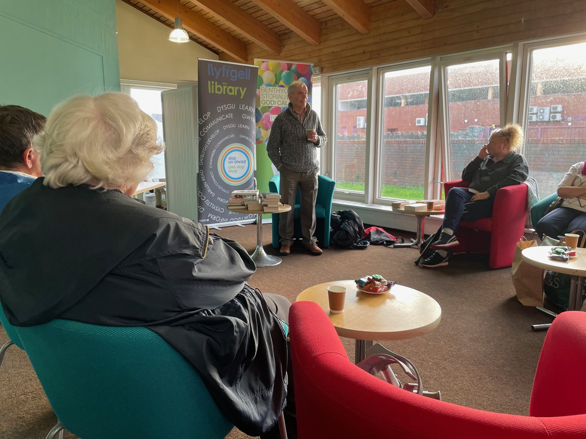 DenbsLibs's tweet photo. We’ve been so lucky over the last couple of weeks to meet so many fantastic authors. Yesterday we had a really interesting talk from Martin Edwards, who visited #Rhyl Library to talk about his career in writing, and the different characters he has created. #PlacestoConnect https://t.co/IlEmN47pd4