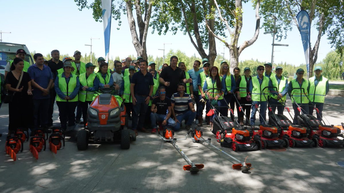 claudominguez02's tweet photo. Hoy lanzamos el Operativo de Seguridad Balnearia y además incorporamos nuevas maquinarias para reforzar el sistema de mantenimiento vial. ¡Felicitaciones a cada trabajadora y trabajador y éxitos en esta nueva temporada!
#OperativoBalnearios #PalabraCumplida https://t.co/CSBJx5aO1r