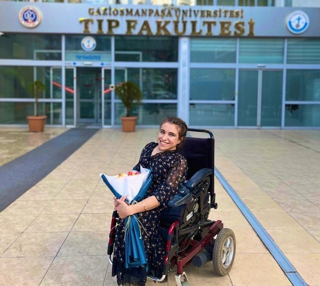 arifverimli's tweet photo. Psikiyatrist Uzman Dr. Sare Aydın diyeceksiniz bugün itibariyle.. Bugünkü uzmanlık sınavını başarıyla tamamlayan öz kardeşim Dr. Sare Aydın Psikiyatri Uzmanı olmuştur. Ağladım mı ağladım yalan yok.. Canımdır, sonuna kadar haketmiştir. Ben her zaman yanında olacağım @tekerleklidr https://t.co/2eRsqxWDut