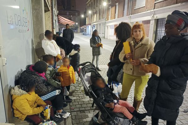 F3Picardie's tweet photo. "Des enfants et des bébés sont contraints de dormir dehors" : à Amiens, des familles en situation irrégulière sont interdites d’hébergement d’urgence #RESF80
➡️https://t.co/qYPuvDtR2M https://t.co/e5OYLd13Il