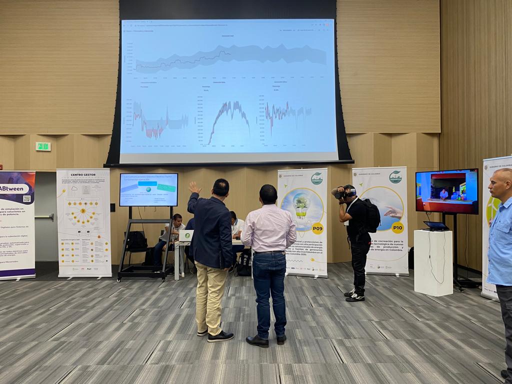 Energetica2030's tweet photo. El Ministro de @MincienciasCo, Arturo Luna, recorriendo el showroom en el Encuentro Nacional Energética 2030, le presentamos el Centro Gestor, el prototipo de ladrillo solar, la moto híbrida y la lancha solar. ¡Estamos orgullosos y felices de presentarle al país nuestros logros! https://t.co/nxw9YlSFsM