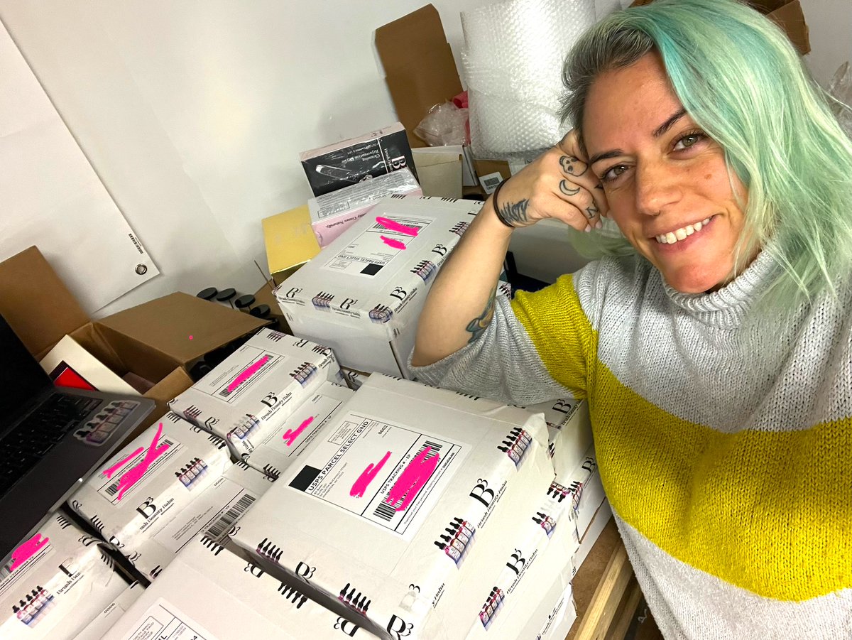 Packing those B3 Holiday Gift Sets! 
#skincare #holidaygiftideas #NaturalBeauty