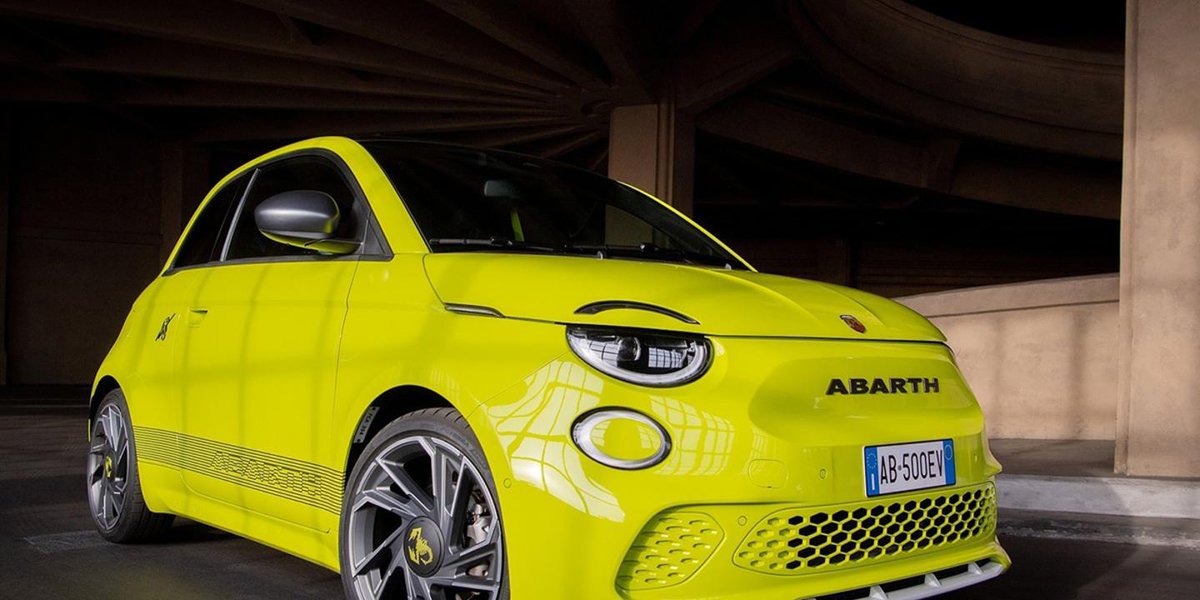 WELKE KIEZEN? | De nieuwe Abarth 500e komt naar de Brussels Motor Show. Op het Autosalon van 2023 staat die elektrische versie naast het onlangs vernieuwde 595/695-gamma met verbrandingsmotor. autogids.be/autonieuws/aut…