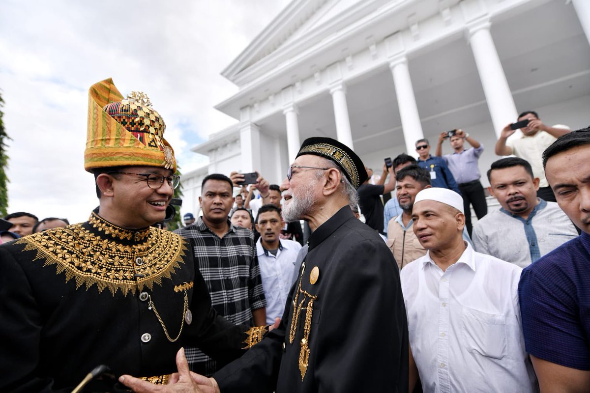 Alhamdulillah, dapat kembali ke Serambi Mekah, kembali bersujud di Masjid Raya Baiturrahman.

Kami merasa terhormat atas sambutan hangat warga Aceh yang luar biasa. Insya Allah silaturahmi hari ini makin mempererat persaudaraan kita.

#AniesBaswedan #SilaturahmiKebangsaan #Aceh