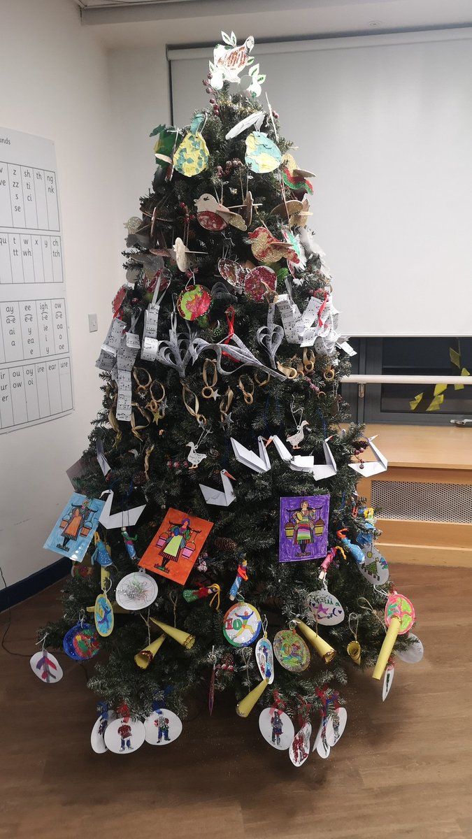 Christmas has officially arrived at Hartsholme Academy! 2Y had great fun decorating the Christmas tree with our class pears, from the 1st day of Christmas! (a partridge in a pear tree) 🎄🍐🎉 <a href="/hartsholmeacad/">Hartsholme Academy</a> <a href="/HarbourLearning/">Harbour Learning Trust</a> #HHAChristmas
