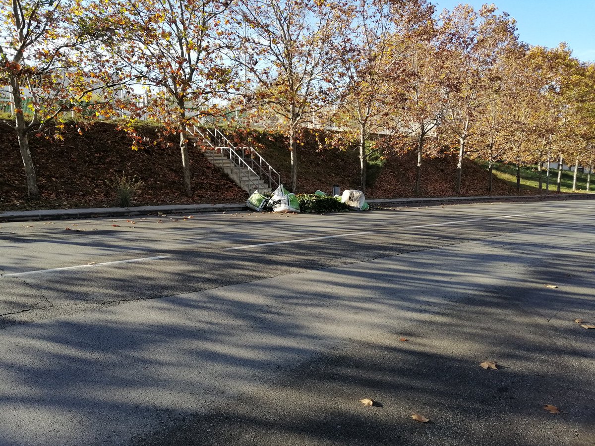 VEUR95819311's tweet photo. @mobilitatrubi @rubifotoquejas @AjRubi Mateixes saques al carrer Luxemburg, a ple carrer el diumenge, no pot ser el que està passant en #rubiciti https://t.co/YaiTKPHdVB