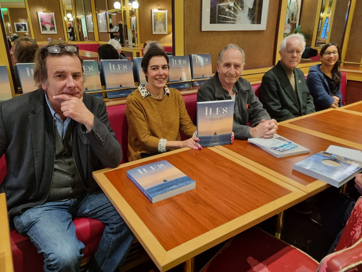 Début de la conférence de presse de présentation du livre " Îles, regards croisés sur l'insularité " avec Didier Labouche de Géorama Éditions, Julie Vallat et Louis Brigand, auteurs, Yves Henocque et Ann-Gaëlle Bénédic, de la #FondationdeFrance.