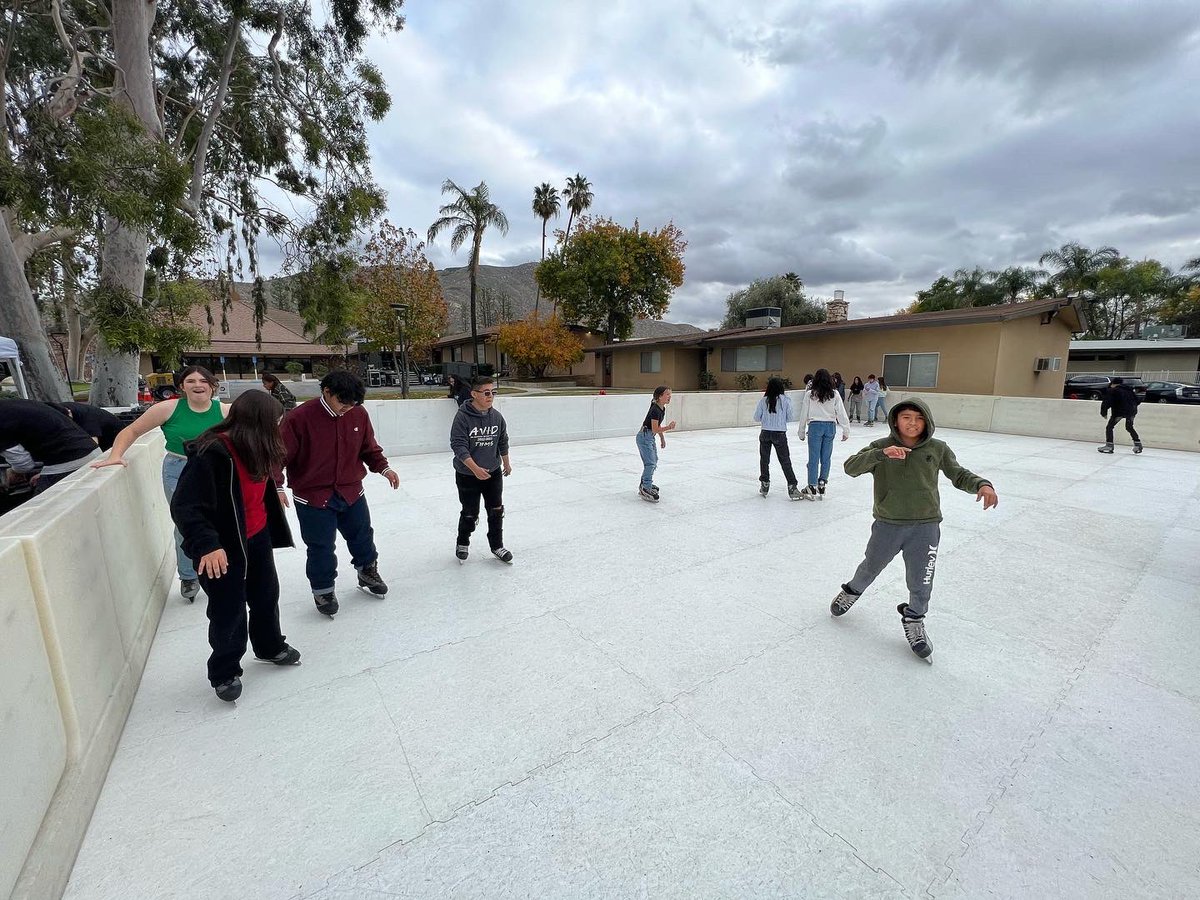 THMS_CJUSD's tweet photo. What a fun day yesterday for some of our ASB and students of the month. They got to “ice” skate at the Light Up Grand Terrace skating rink, thanks to our amazing THMS PTSA and the Foundation of Grand Terrace. #thmstigers #thmsfam #cjusd #thmsptsa #thmsasb #lightupgrandterrace2022 https://t.co/NUYfvvbokM