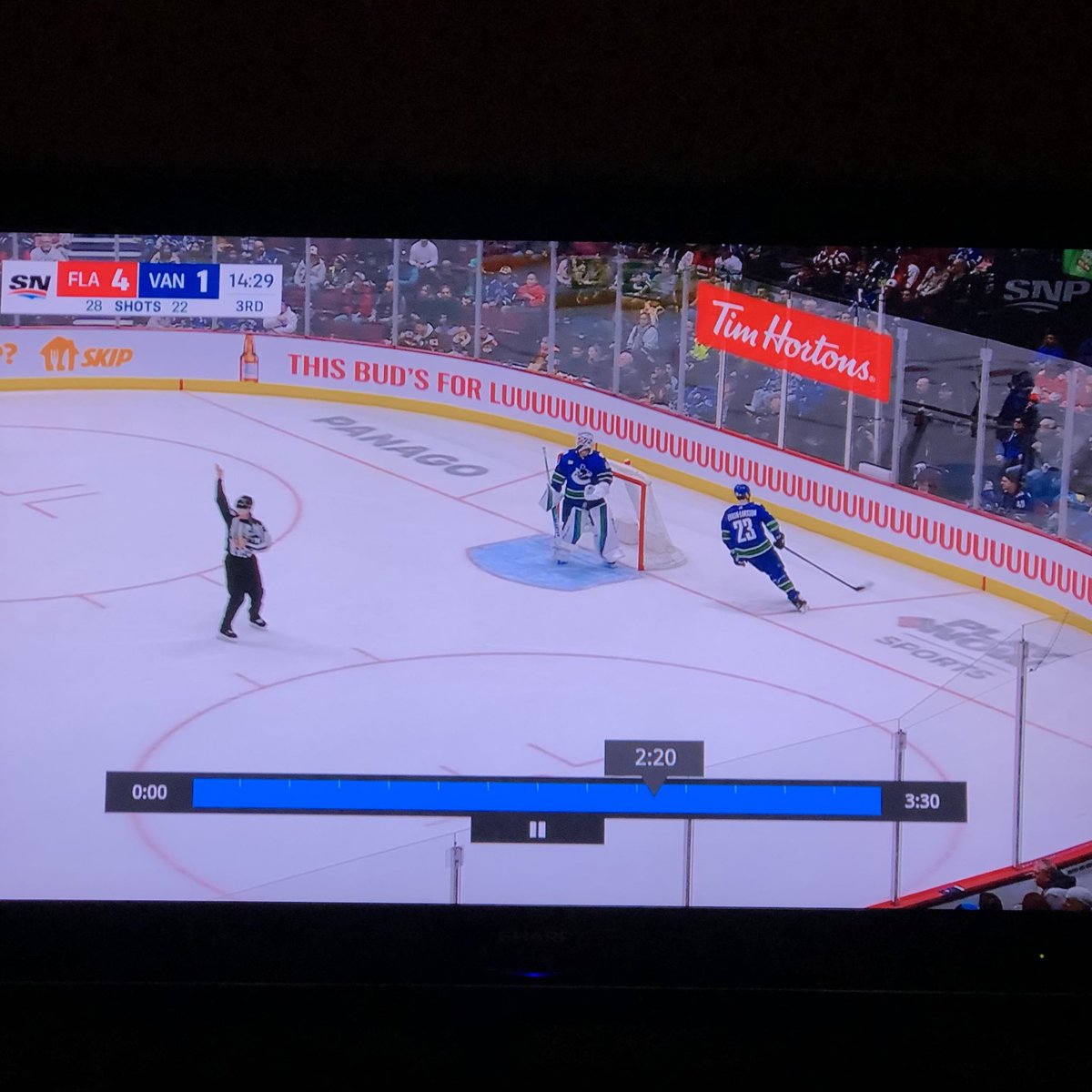 DT0F's tweet photo. @TheStanchion At least #budweiser gets it #canucks https://t.co/mCQQKcBcp6
