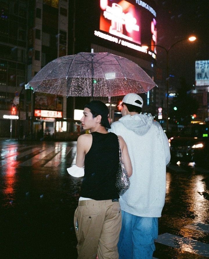 OffGunFunLandVN's tweet image. Just need to look at Off's shoulder to see how deep is Off's love for Gun 💚

#ออฟก้น