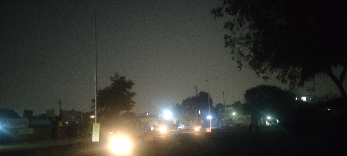 HirenPatelDcode's tweet image. Aane se chunav aati hai light, jane se chunav jati hai light.