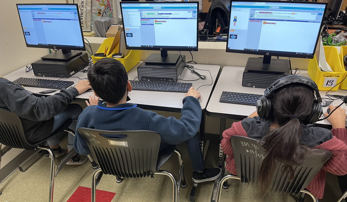 techmomdith's tweet image. Day 2 of #12DaysOfCode @SouthmaydES #HISDecoded @HISD_Inst_tech #csk8 #HourOfCode @GirlsWhoCode