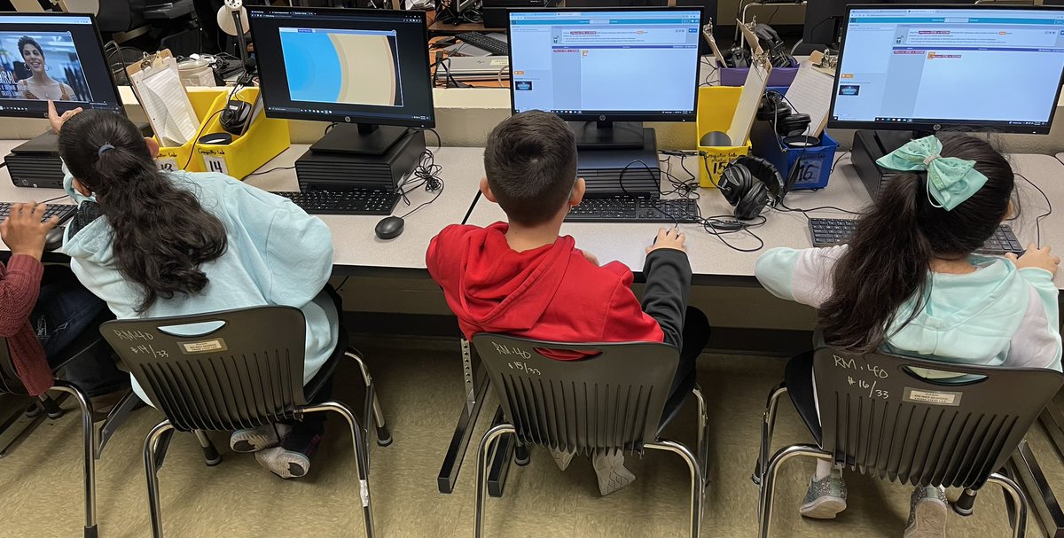 techmomdith's tweet image. Day 2 of #12DaysOfCode @SouthmaydES #HISDecoded @HISD_Inst_tech #csk8 #HourOfCode @GirlsWhoCode