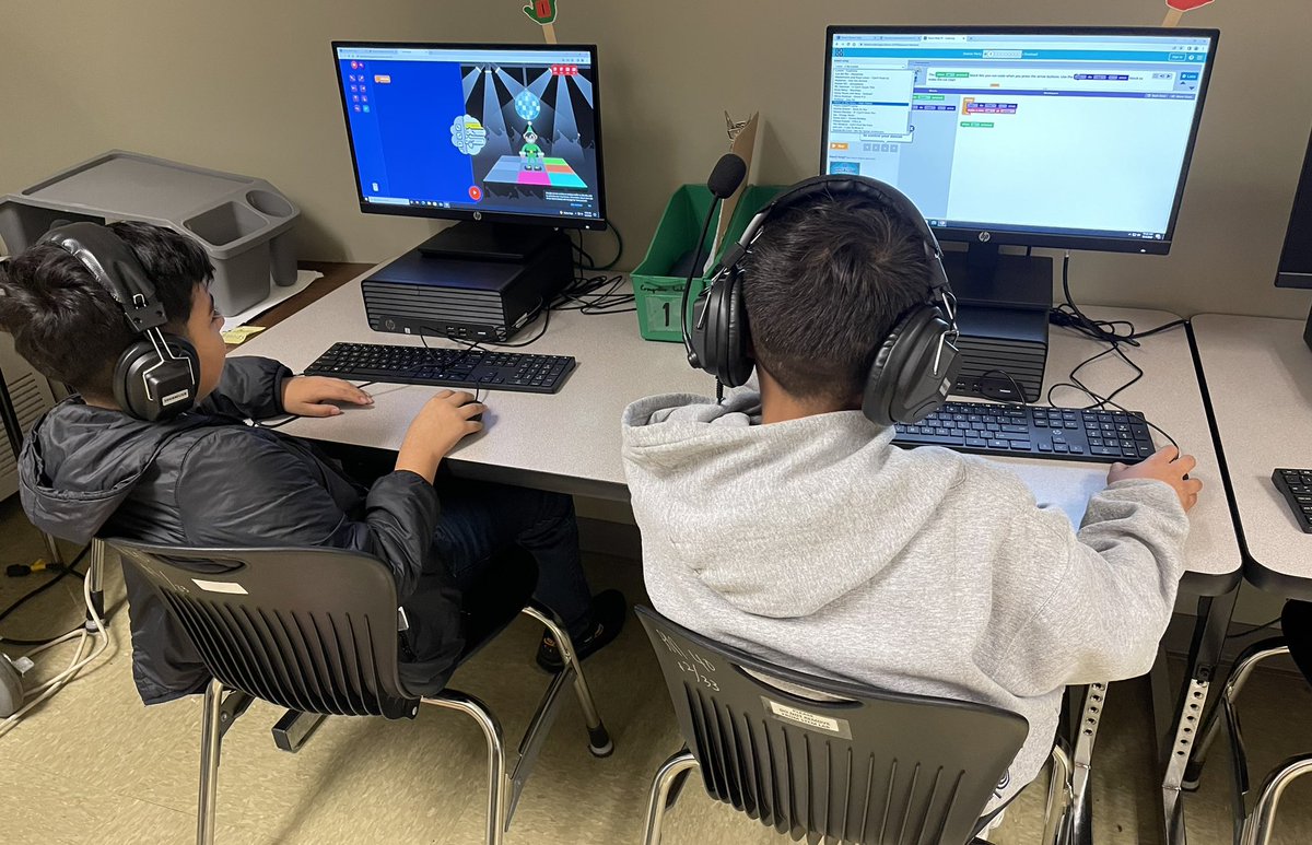 techmomdith's tweet image. Day 2 of #12DaysOfCode @SouthmaydES #HISDecoded @HISD_Inst_tech #csk8 #HourOfCode @GirlsWhoCode